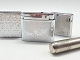deux briquets et un étui à briquets posés sur une table