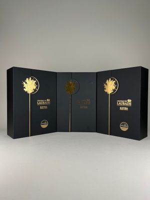 trois boîtes noires ornées d'une feuille d'érable et d'une feuille d'or