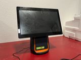 une tablette posée sur une table rouge