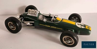 une image représentant une voiture de course verte et jaune sur un fond blanc