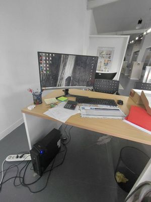 un bureau équipé de deux écrans et d'un clavier