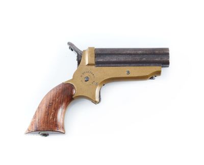 un vieux revolver avec un manche en bois sur fond blanc