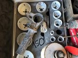 une boîte d'outils posée sur le sol