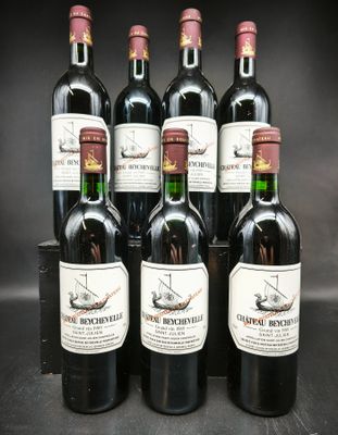 six bouteilles de vin sont alignées sur une table