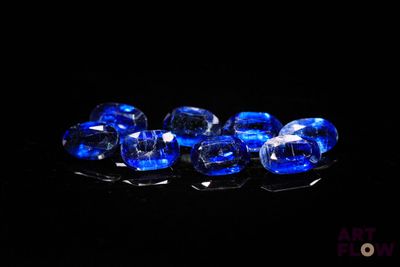 quatre saphirs bleus sur fond noir