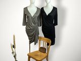 deux mannequins qui se tiennent debout à côté d'une chaise