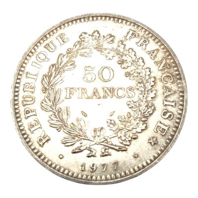 un gros plan d'une pièce de monnaie ornée d'une couronne
