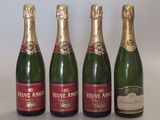 quatre bouteilles de vin sont alignées sur une table