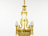 une image d'un lustre en or et en verre