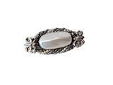 un gros plan d'une bague sertie d'une pierre blanche
