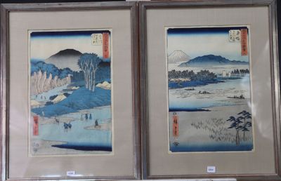 deux tableaux encadrés représentant des montagnes et un plan d'eau dans une pièce
