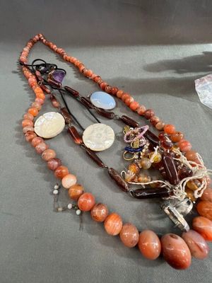 Lot de bijoux fantaisie dont boucle de ceinture nacre, colli…