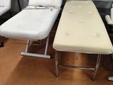 trois chaises blanches et une table dans une pièce