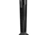 un ventilateur de tour noir posé sur un support métallique