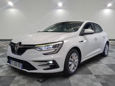 la voiture blanche est garée sur le sol à carreaux d'une pièce