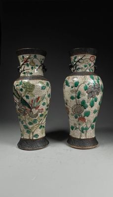paire de vases chinois avec des oiseaux et des fleurs peints dessus