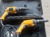 deux outils électriques posés sur le sol dans une mallette