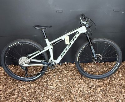le VTT est appuyé contre le mur, devant un mur noir