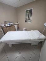 D2 - TOULOUSE – Un lot de 4 tables de soin Yoshi en bois, él… (photo 6)