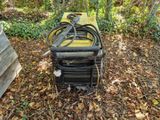 une machine jaune posée sur le sol