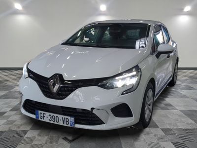 vue de face d'une voiture blanche garée sur un sol à damier