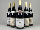 quatre bouteilles de vin sont alignées sur une table