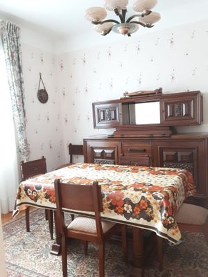 En un seul lot, sur désignation, entier contenu d'une maison…