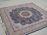 un grand tapis posé par terre sur le trottoir