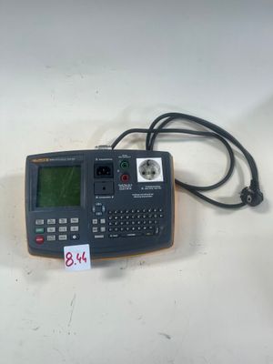 une calculatrice munie d'un cordon