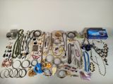 de nombreux types de bijoux sur la table