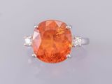 une bague en saphir orange et diamants