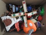 une boîte en carton remplie de jouets et une croix en bois