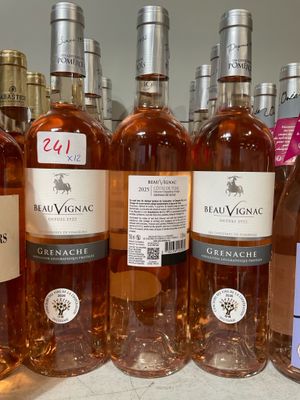 plusieurs bouteilles de vin sont alignées sur une table