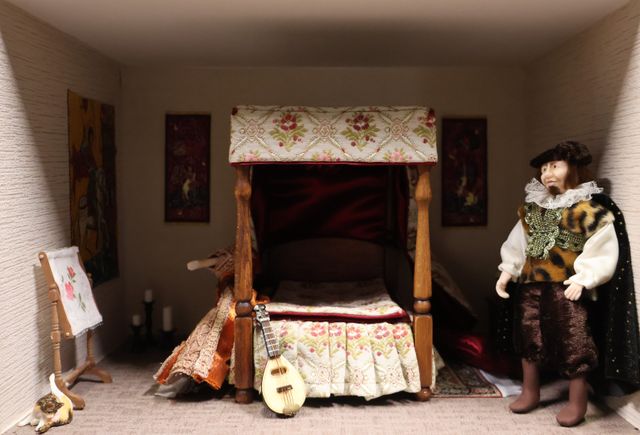 Diorama. Composition miniature, dans une vitrine en bois, vitre e...