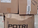 plusieurs boîtes empilées sur une palette
