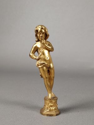 une figurine en or ancien représentant une femme tenant une fleur