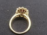 gros plan d'une bague en or sur une surface noire
