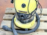 une machine jaune posée sur une palette