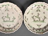deux assiettes ornées de motifs verts et blancs, posées sur une table