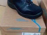 une boîte sur laquelle est posée une paire de chaussures noires