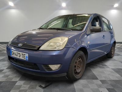une voiture bleue garée sur un sol à carreaux
