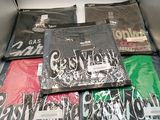 de nombreux t-shirts qui traînent dans une boîte