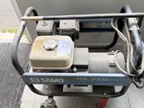 une machine qui est garée sur le trottoir