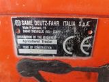 un autocollant apposé sur le côté d'une machine sur lequel on peut lire « Same Deutz-Fahr Italia »