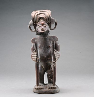 une image représentant une statue d'un homme tenant un bâton