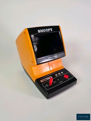 un appareil électronique orange et noir posé sur une surface blanche