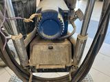 a machine that is sitting on the floor in a room