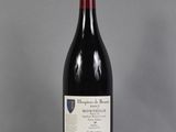 une bouteille de vin rouge posée sur une table en verre