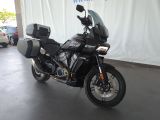 un motocycle garé à l'intérieur d'un bâtiment