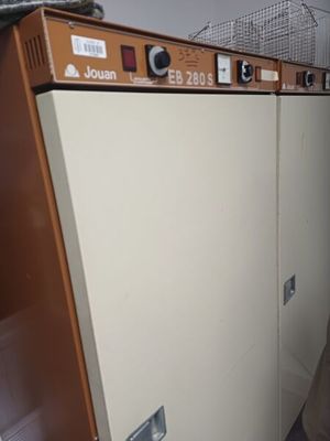une photo d'un réfrigérateur se trouvant dans une pièce